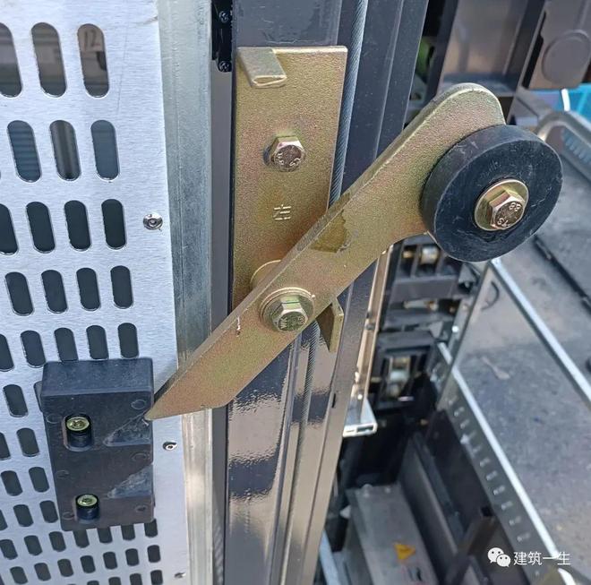 升降货梯如何正确的安装在地坑中_施工升降机自检验收_施工升降机安装前准备