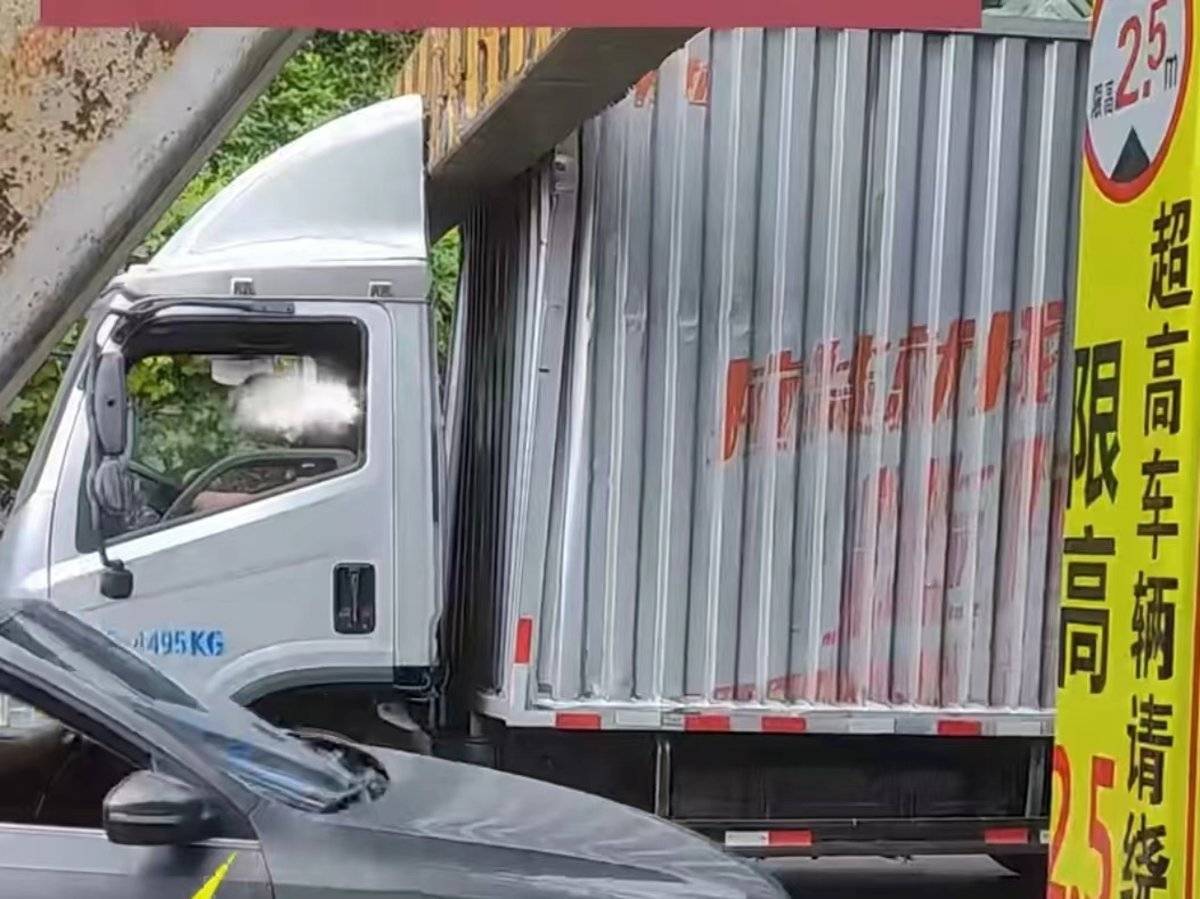 意外:昔日限高杆随意设，今朝自动升降为司机松绑