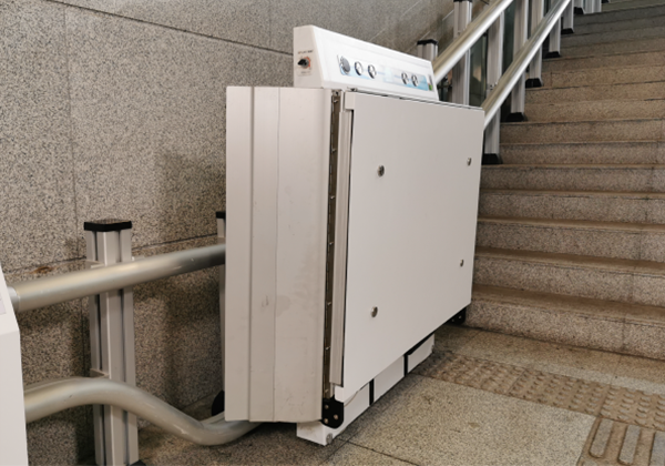 无障碍轮椅升降机_智能折叠轮椅升降平台_链轮驱动斜挂式轮椅升降平台